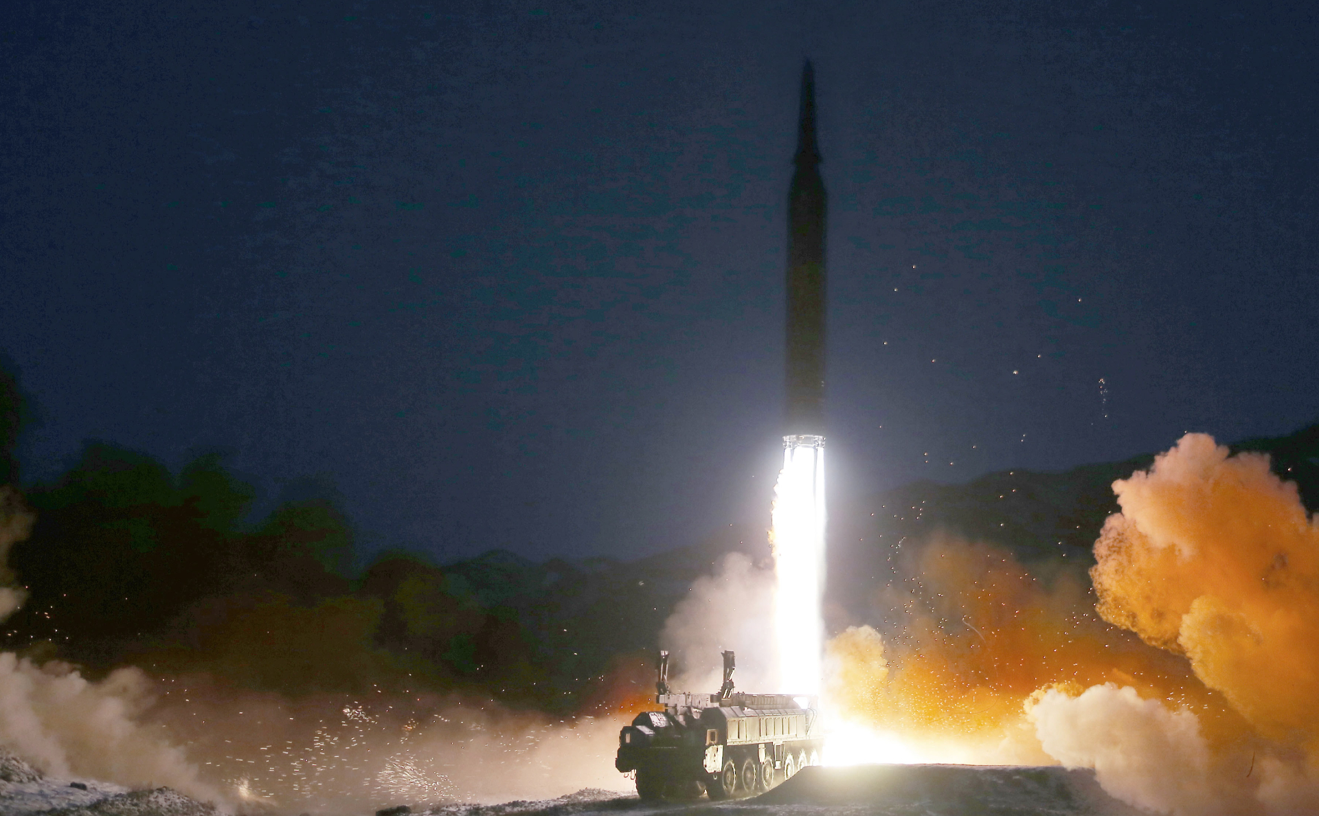 Южная Корея сообщила о запуске КНДР неизвестной ракеты в сторону Японии"/>













