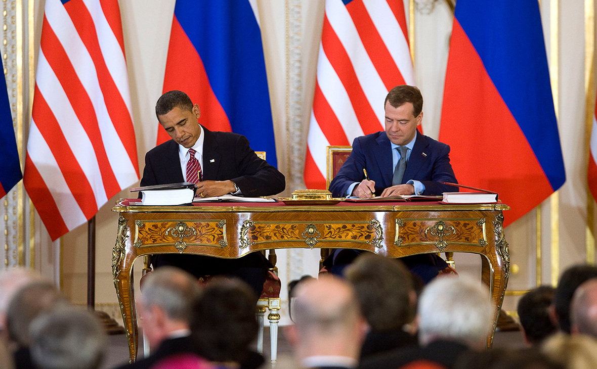 Барак Обама (слева) и Дмитрий Медведев подписывают договор СНВ 8 апреля 2010 года в Праге, Чехия