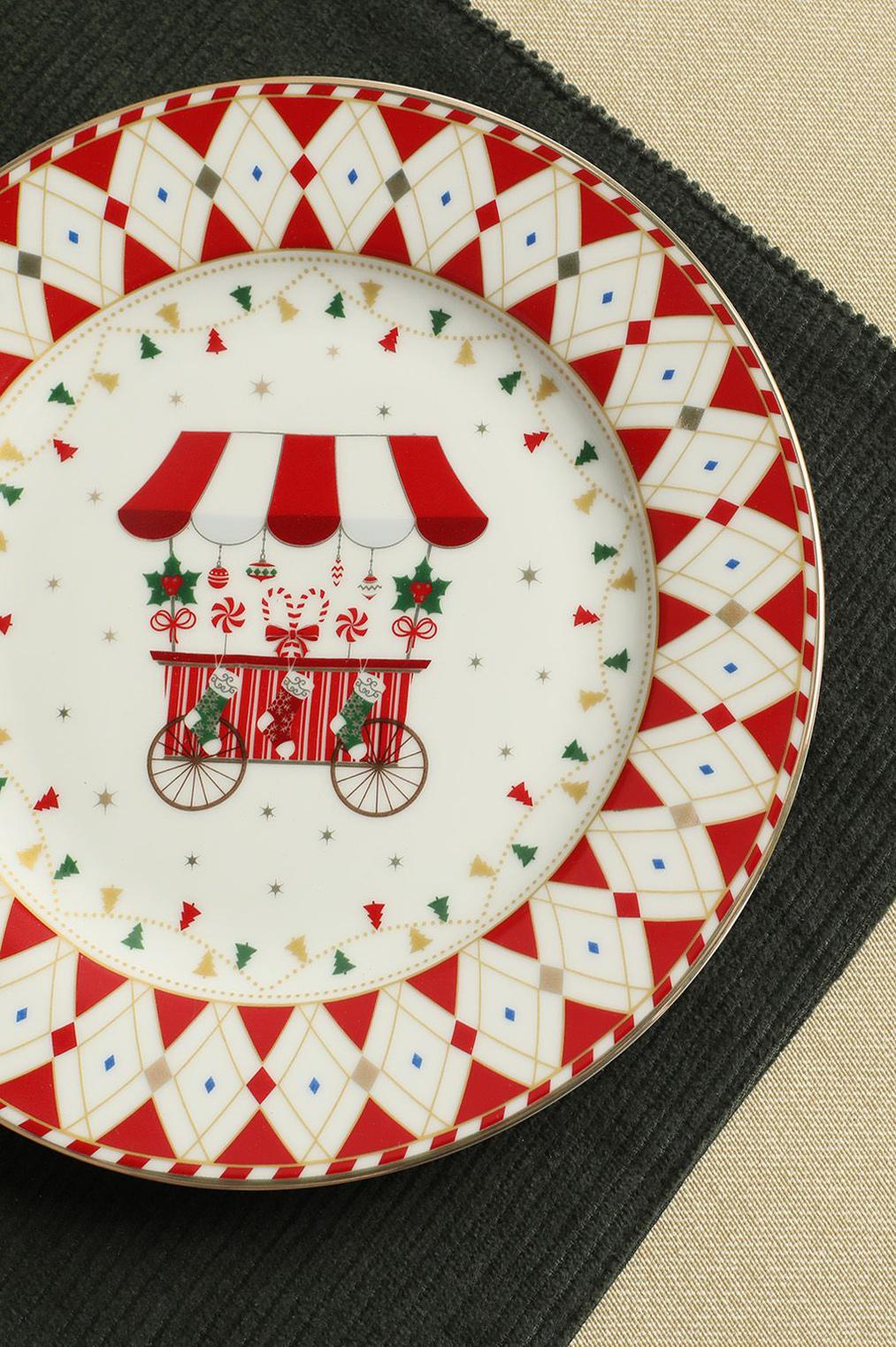 Набор из четырех десертных тарелок &laquo;Рождественская карусель&raquo; в подарочной упаковке, Easy Life, 2990 руб. (stockmann.ru)