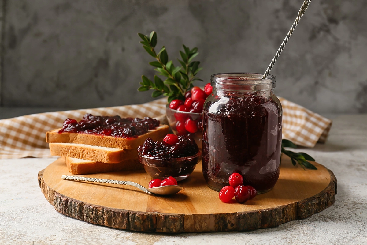 Брусничное варенье отличается уникальным вкусом, который сочетает в себе сладость и легкую кислинку