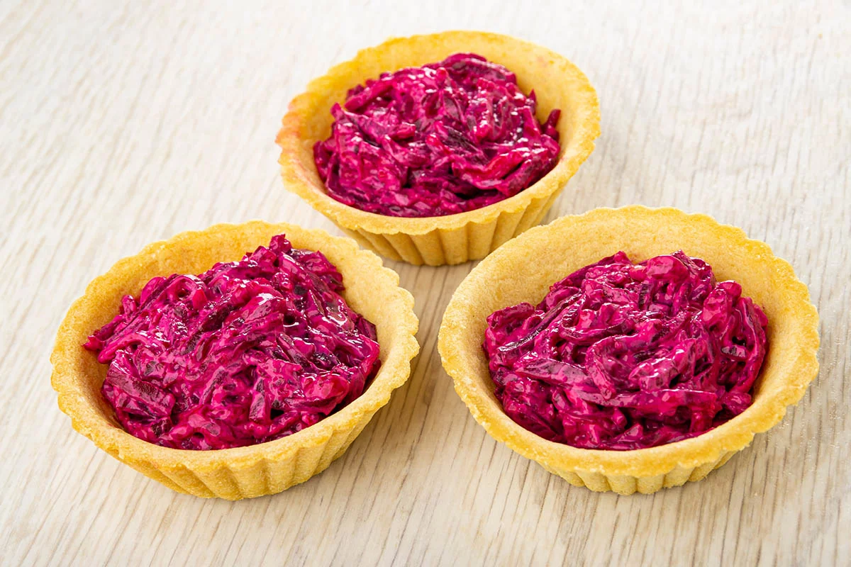 Тарталетки со свеклой и чесноком