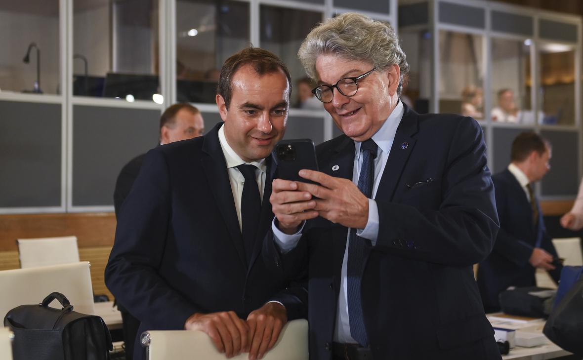 Тьерри Бретон (с телефоном в руках)