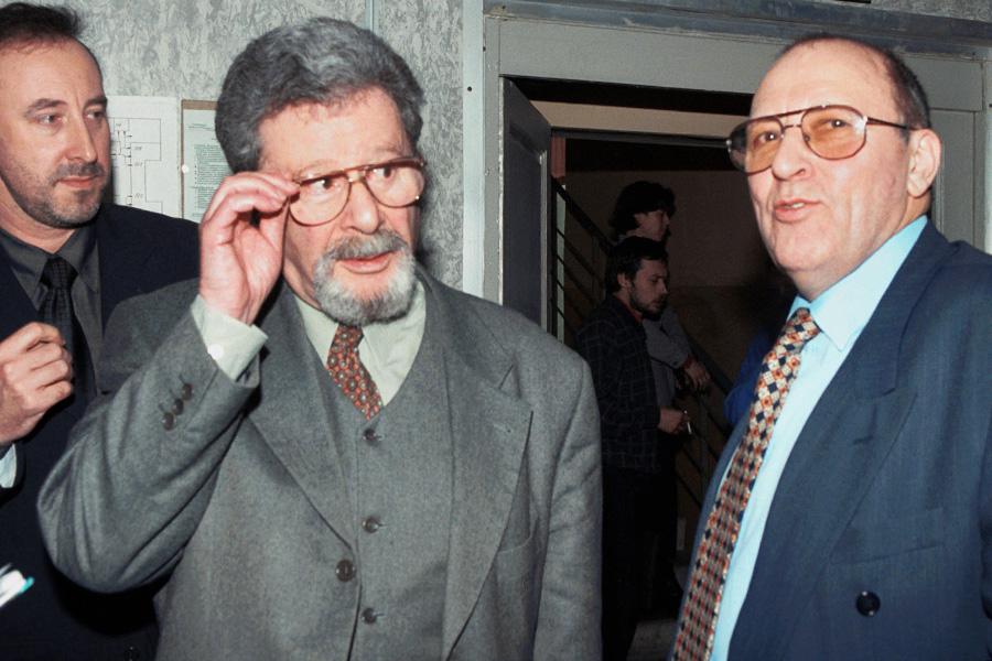 Адвокат Генрих Падва и бывший глава Роскомдрагмета Евгений Бычков в Мосгорсуде, где приступили к слушаниям уголовного &laquo;Дела Козленка&raquo; о хищении в Гохране золота и драгоценностей на сумму более 180 млн долларов, 13 марта 2000 года