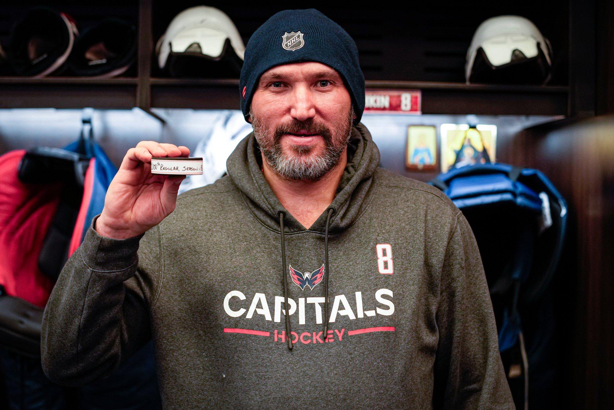 Александр Овечкин с юбилейной шайбой