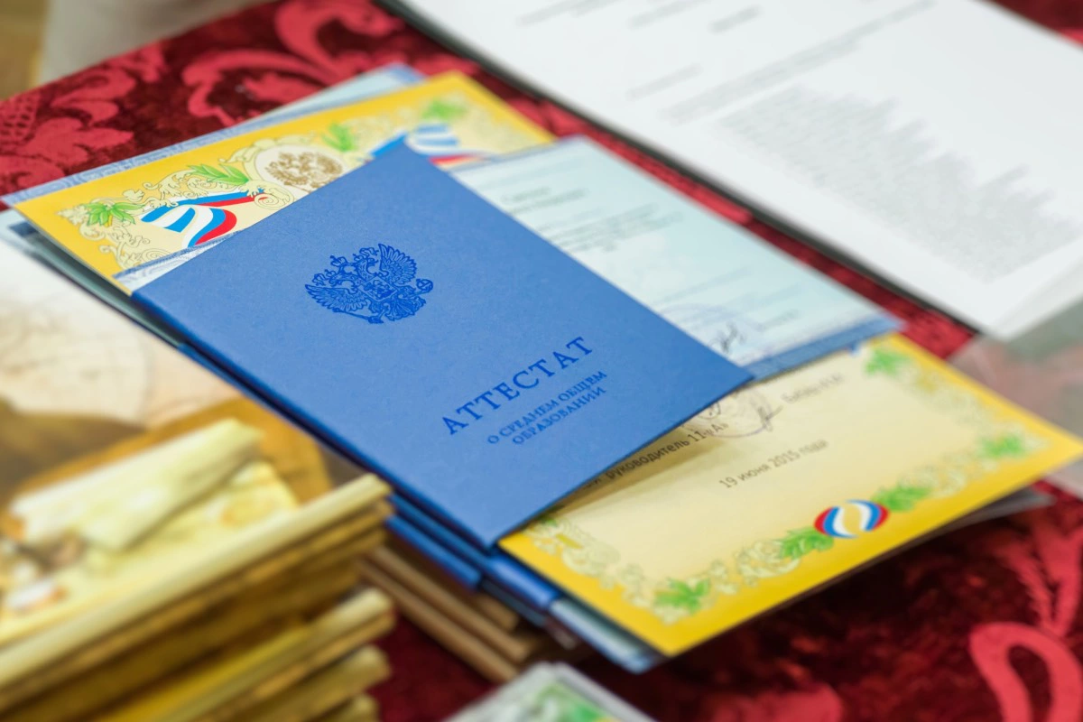 В 10-й класс можно поступить даже с тройками в аттестате