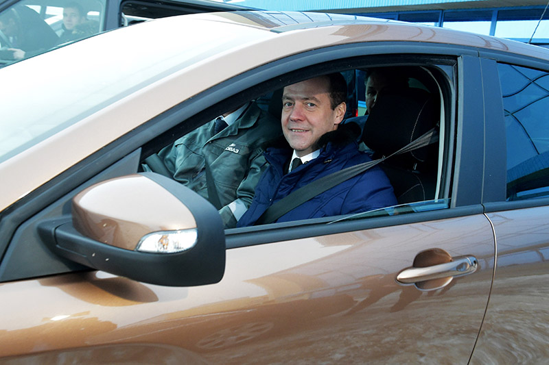 Премьер-министр РФ Дмитрий Медведев в&nbsp;салоне автомобиля LADА Xray во&nbsp;время посещения завода АвтоВАЗ