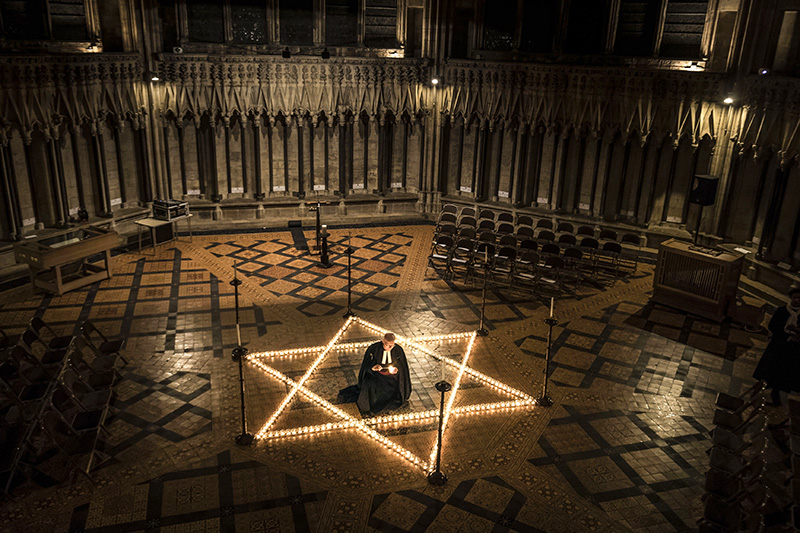 Священник Крис Колингвуд зажигает 600 свечей в&nbsp;память о жертвах холокоста в&nbsp;Йоркском соборе, Йорк, Великобритания
