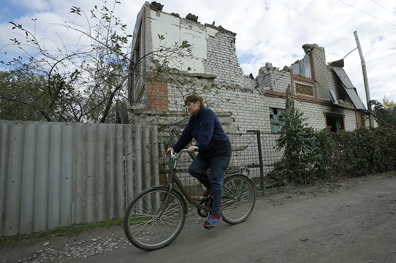 Разрушенный во время боев в июне жилой дом в Семеновке вблизи Славянска