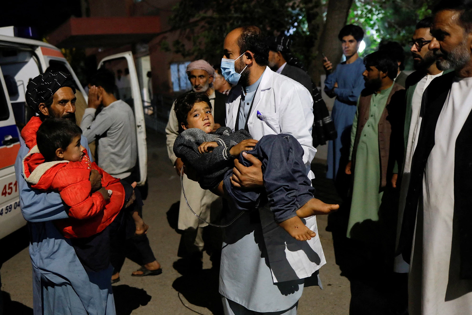 <p>Детей, пострадавших от недавнего землетрясения в Афганистане, везут в региональный госпиталь Герата&nbsp;</p>
