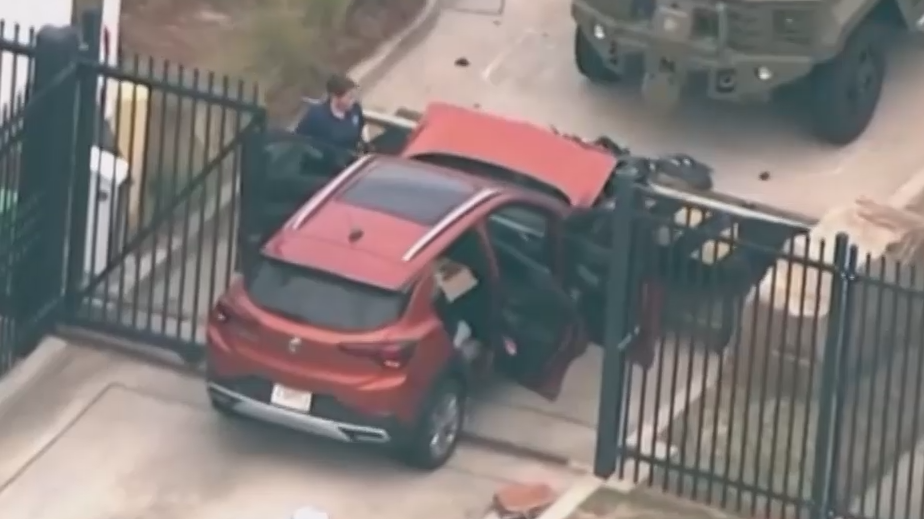 Автомобиль протаранил КПП у штаб-квартиры ФБР в Атланте