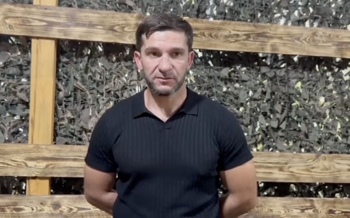 Командир «Ахмата» Алаудинов допросил чеченского бойца, устроившего дебош в ЛНР