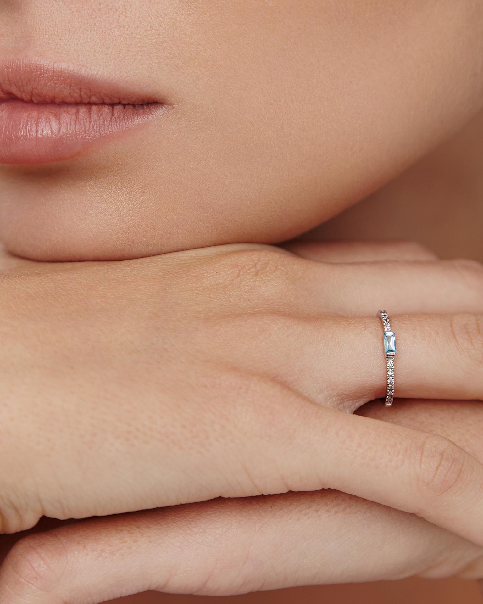 Кольцо из белого золота с топазом и бриллиантами VSJ