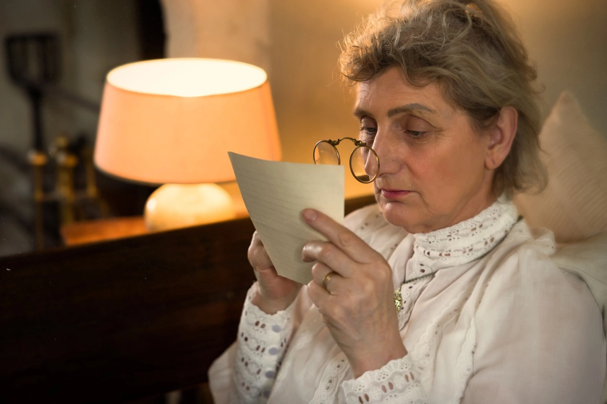 Лорнет — складные очки с ручкой