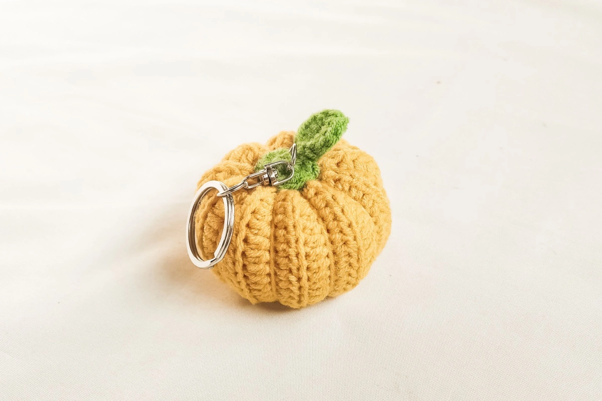 Участники праздника создают поделки в виде тыквы