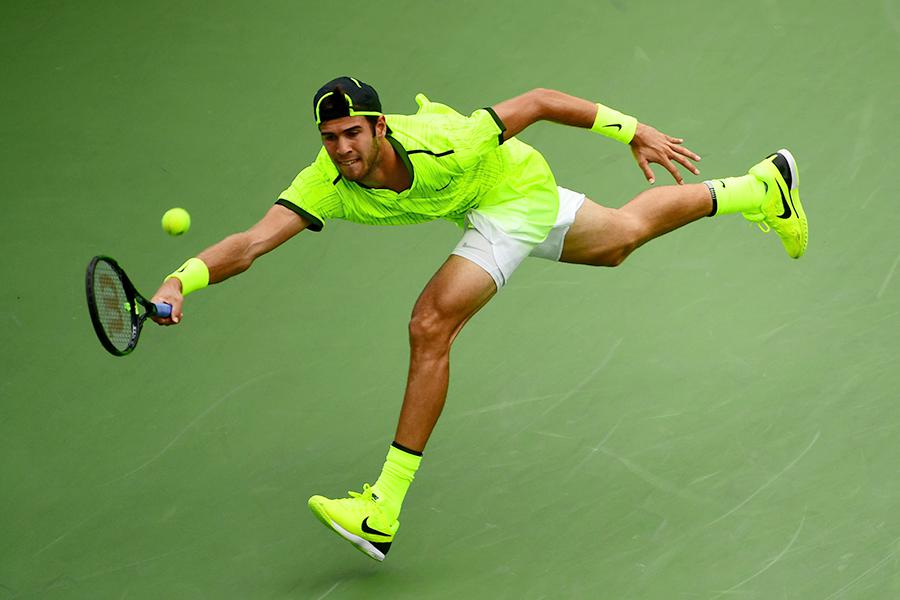 Карен Хачанов отбивает удар Кея Нисикори из Японии&nbsp;во время матча второго круга&nbsp;US Open, 2016 год