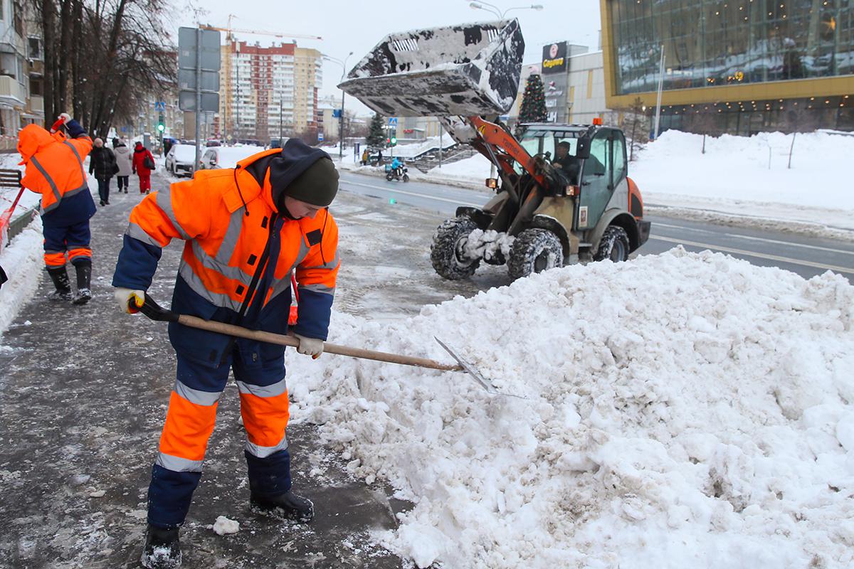 Работа коммунальных служб после сильного снегопада в Москве, 10 января 2026 года