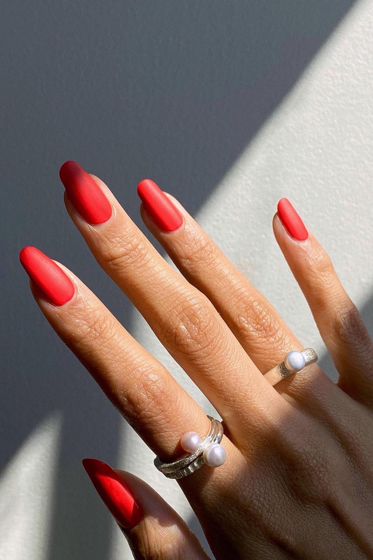 Матовый топ придает красному оттенку благородную глубину