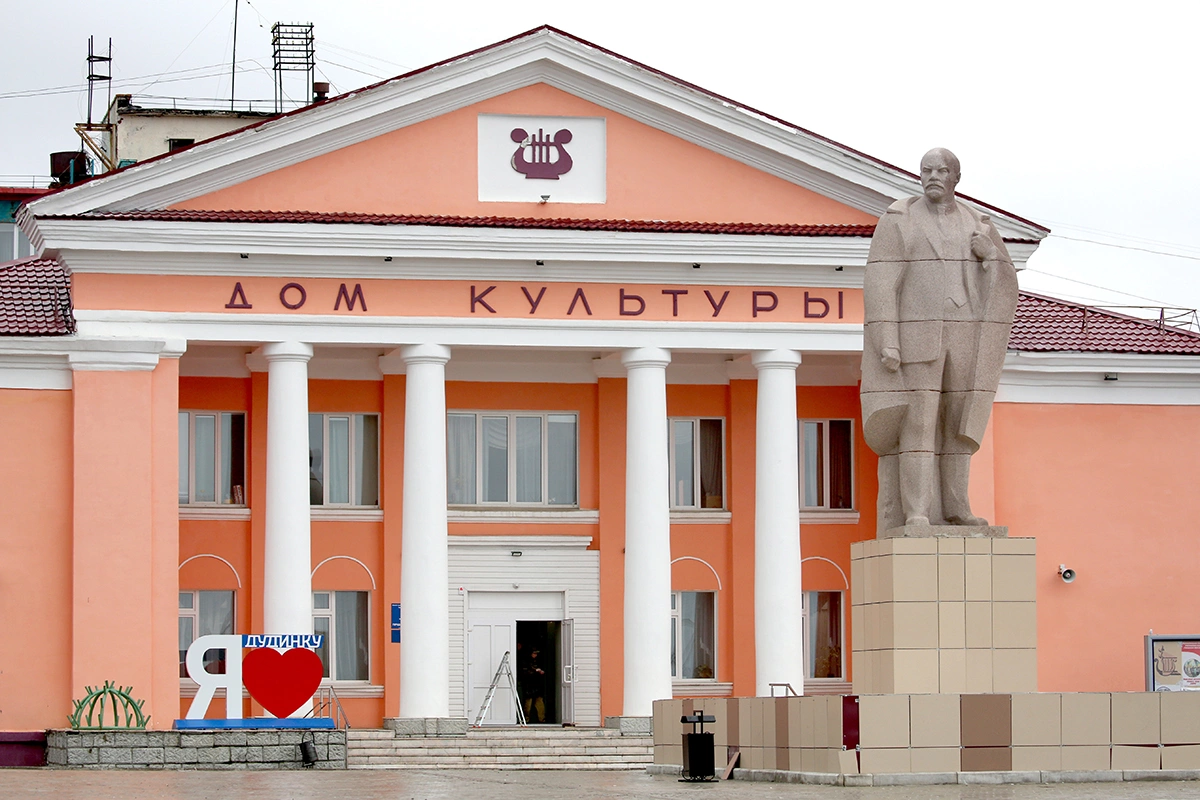 В домах культуры поздравляют работников на праздничных концертах