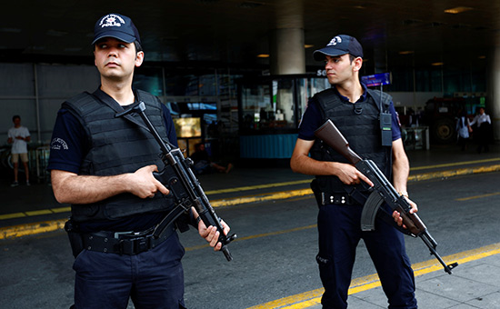 Турецкие полицейские в аэропорту&nbsp;Стамбула


