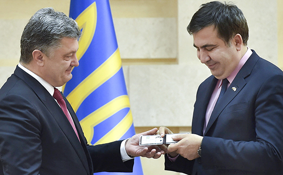 Президент Украины Петр Порошенко (слева) и бывший президент Грузии Михаила Саакашвили, назначенный губернатором Одесской области, на церемонии представления губернатора в Одесской областной администрации