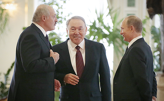 Президент Белоруссии Александр Лукашенко, президент Казахстана Нурсултан Назарбаев и президент России Владимир Путин (слева направо)