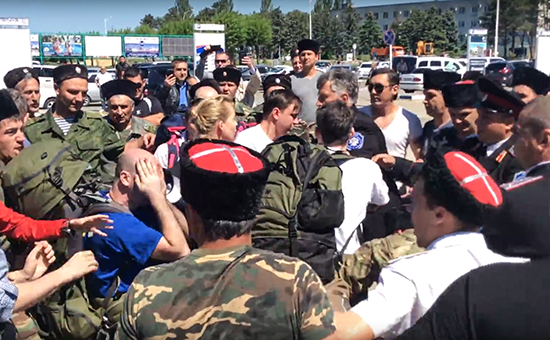 Во время нападения на&nbsp;команду Фонда борьбы с&nbsp;коррупцией Алексея Навального около&nbsp;аэропорта Анапы
