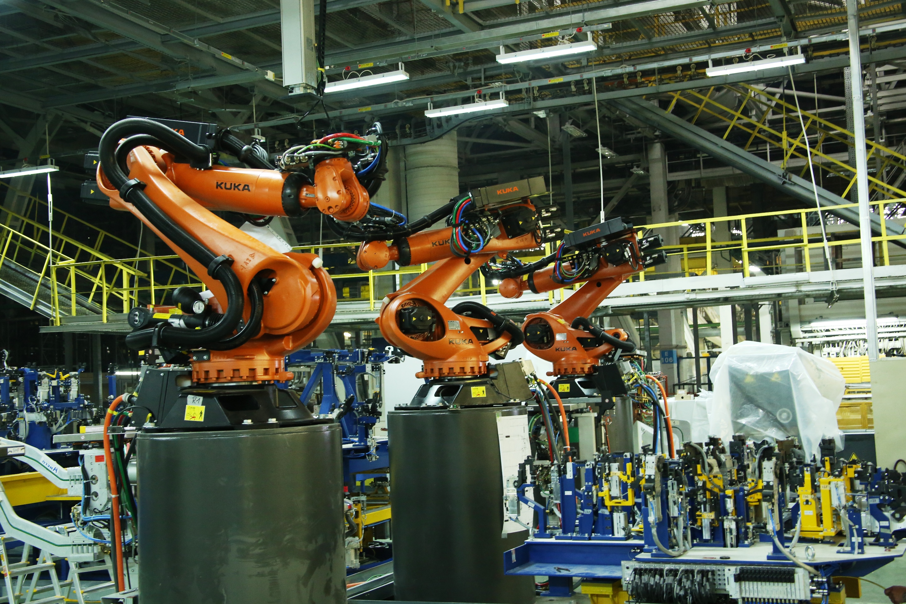 KUKA планирует обеспечить «КАМАЗ» промышленными роботами