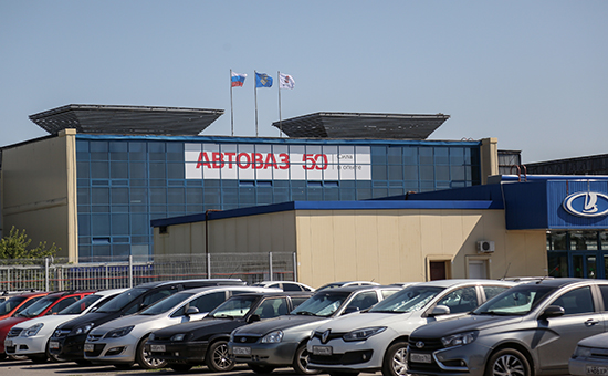 Автомобили на&nbsp;стоянке у завода АвтоВАЗ в&nbsp;Тольятти
