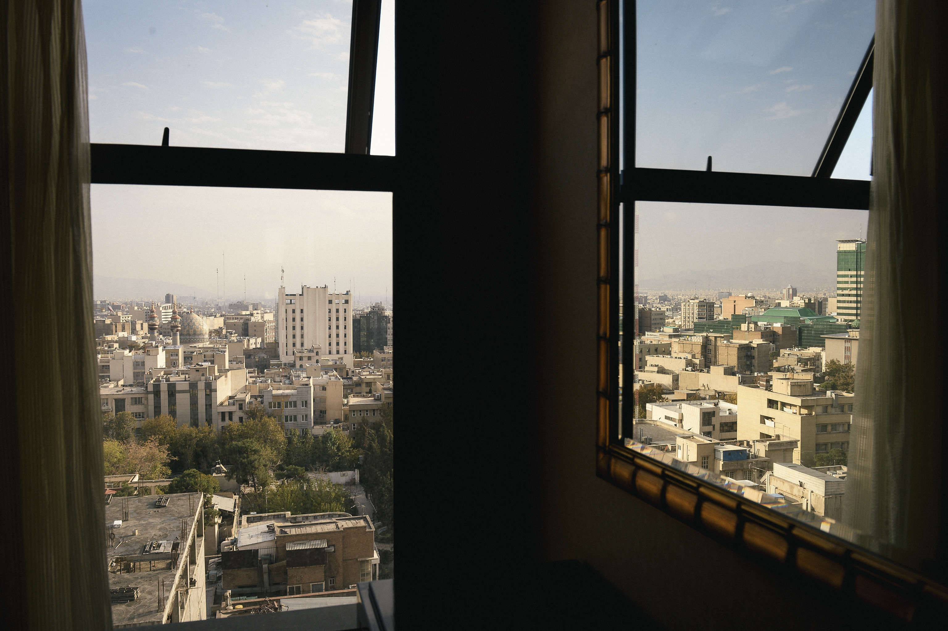 Вид на Тегеран из номера отеля
