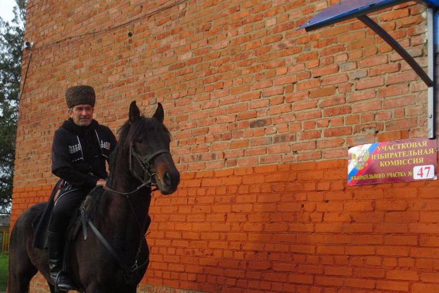 Житель Адыгеи Хамид Хаконов прибыл на избирательный участок, где проголосовал одним из первых, в черкеске и верхом на коне
