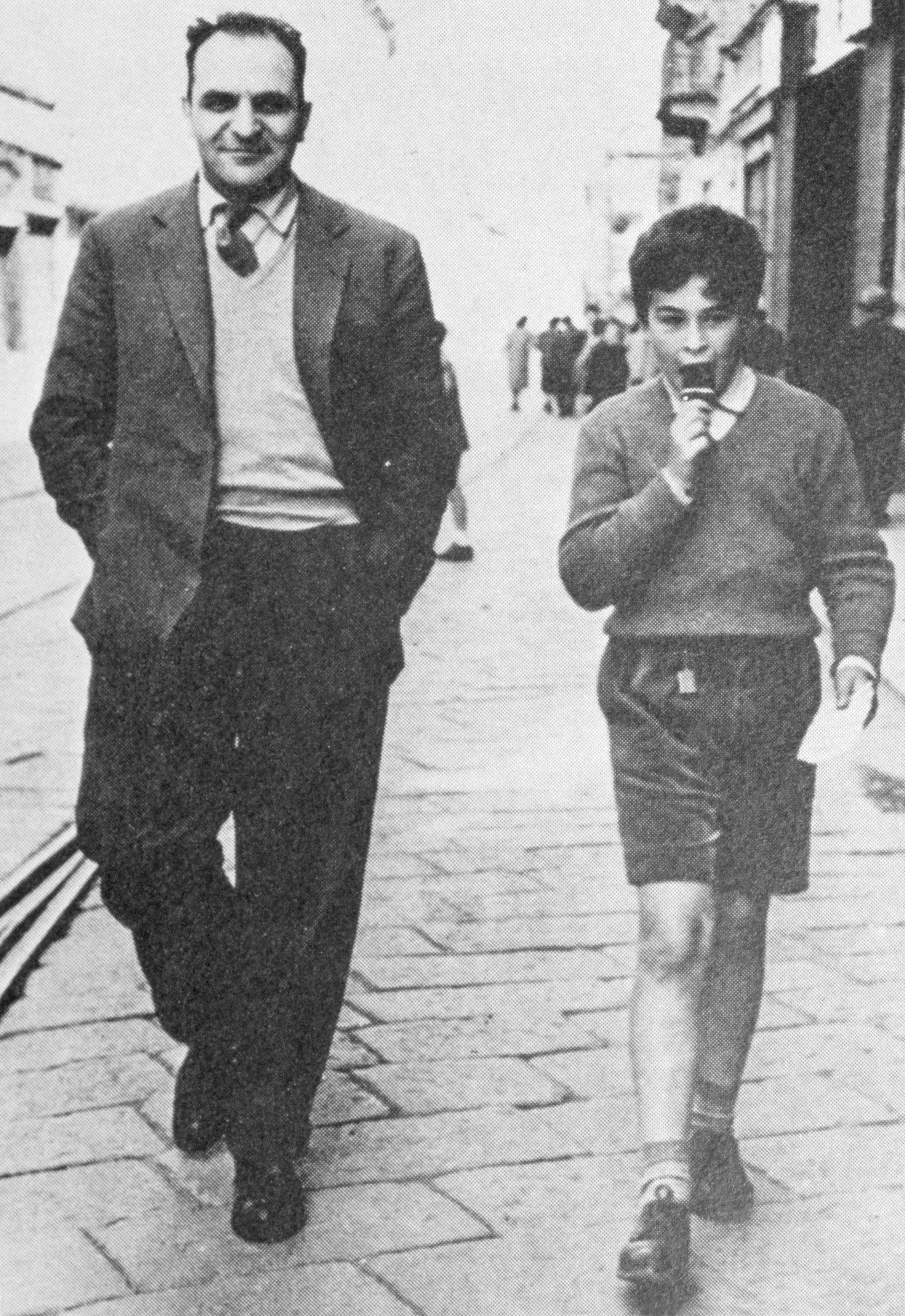 Юный Бернардо Бертолуччи со своим отцом