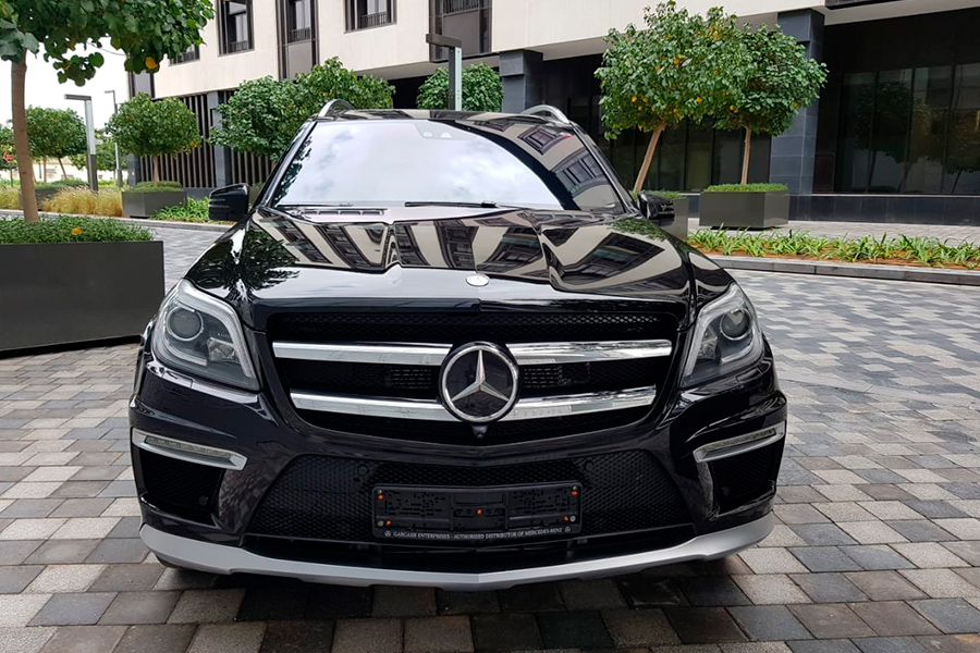 Новый Mercedes-Benz GL63 AMG стоит около 9 млн руб., средняя цена&nbsp;б/у автомобиля&nbsp;&mdash; около 3 млн. Всего суд арестовал восемь автомобилей ​Mercedes разных моделей