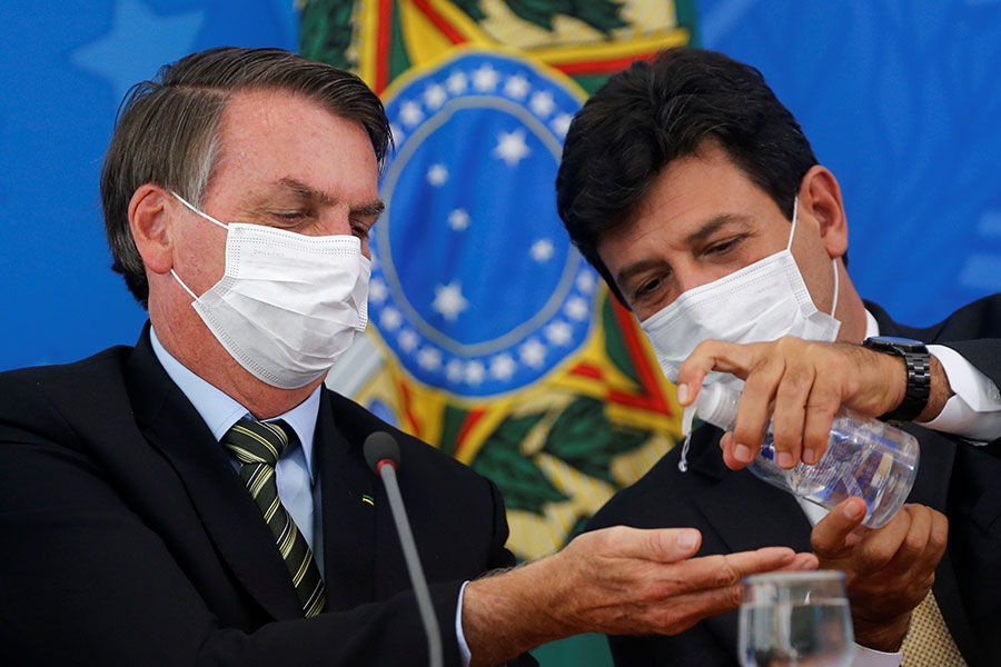 Президент Бразилии Жаир Болсонару и министр здравоохранения страны Луис Энрике Мандетта на пресс-конференции о мерах по противодействию COVID-19. 18 марта​
&nbsp;
