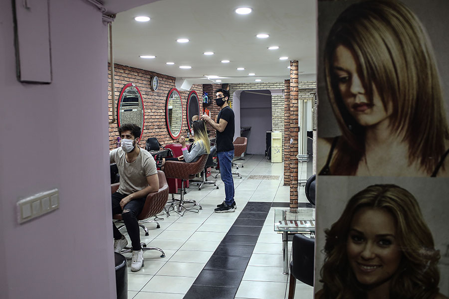 В Турции открыли парикмахерские
