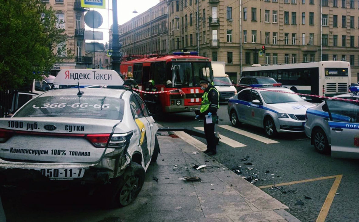 В Петербурге автомобиль насмерть сбил женщину на тротуаре — РБК