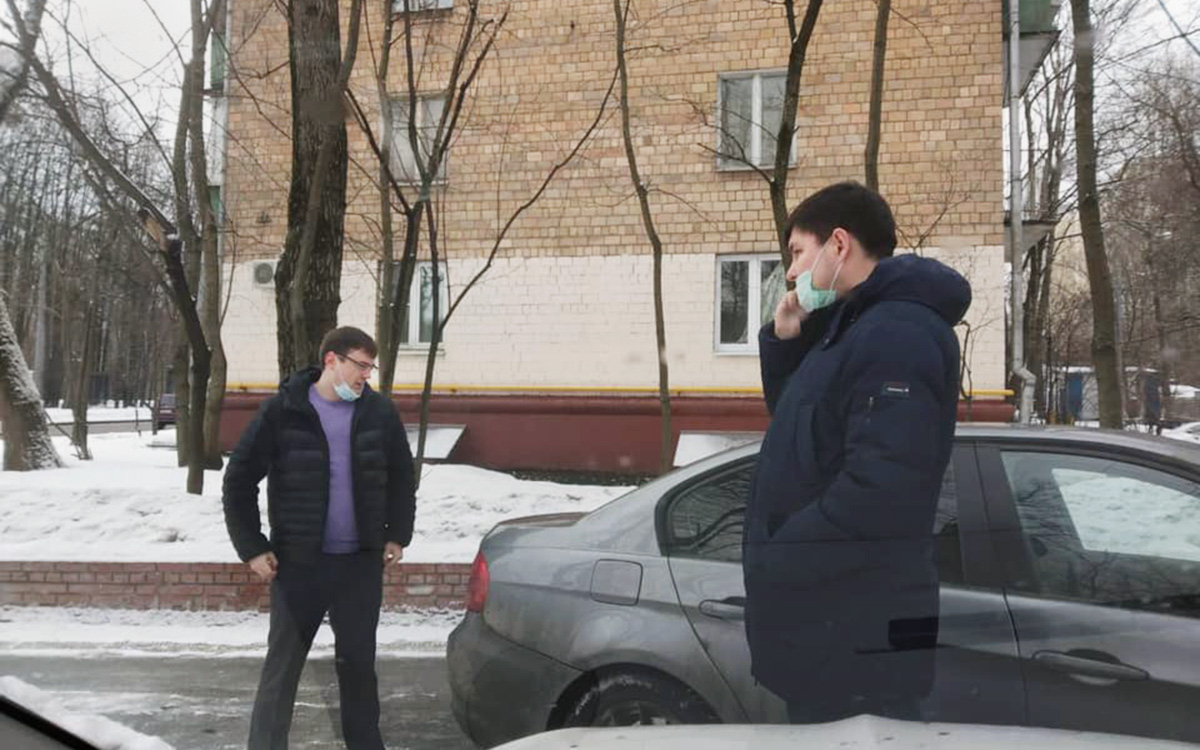 Неизвестные мужчины перед&nbsp;автомобилем Сергея&nbsp;Цукасова