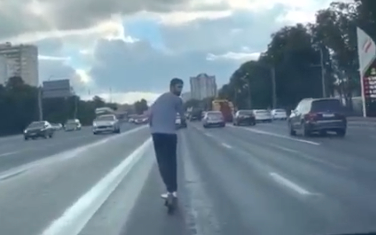 Мужчина на электросамокате выехал в левый ряд Кутузовского шоссе