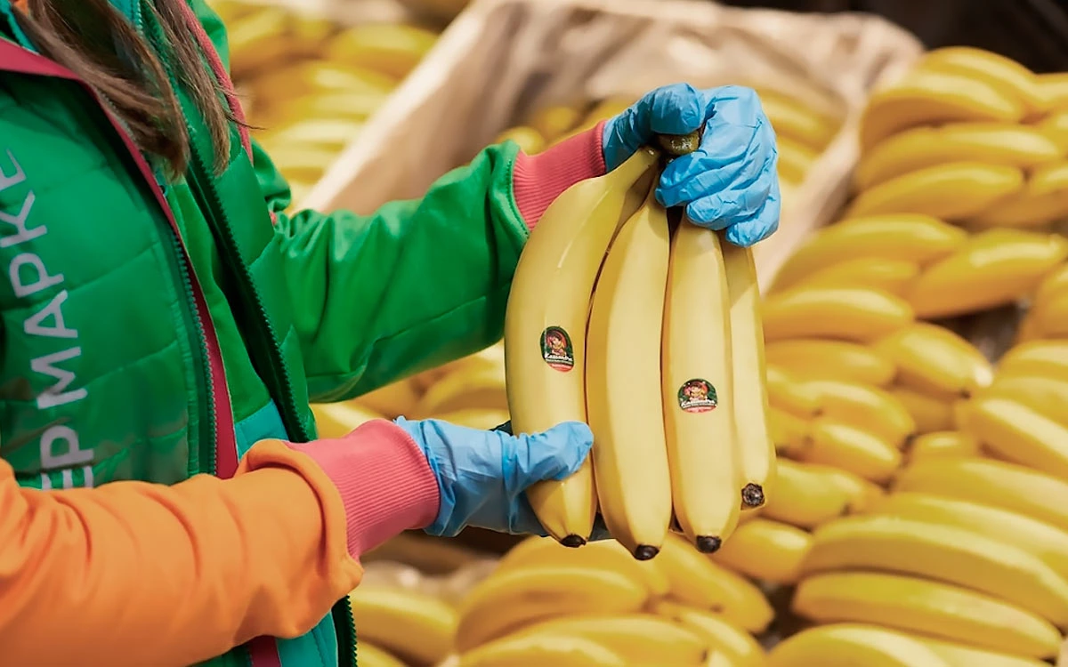 «Две девушки держат банан, нагота, …» — создано в Шедевруме