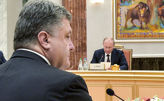 Президент Украины Петр Порошенко (на первом плане) и президент России Владимир Путин во время встречи в Минске 26 августа 2014г.