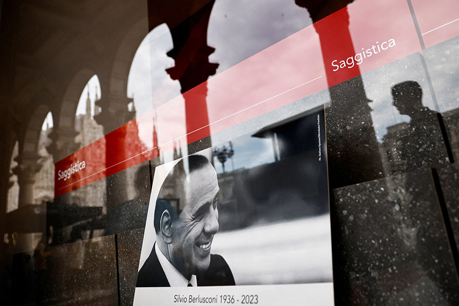 Портрет Сильвио Берлускони в окне книжного магазина рядом с кафедральным собором Милана