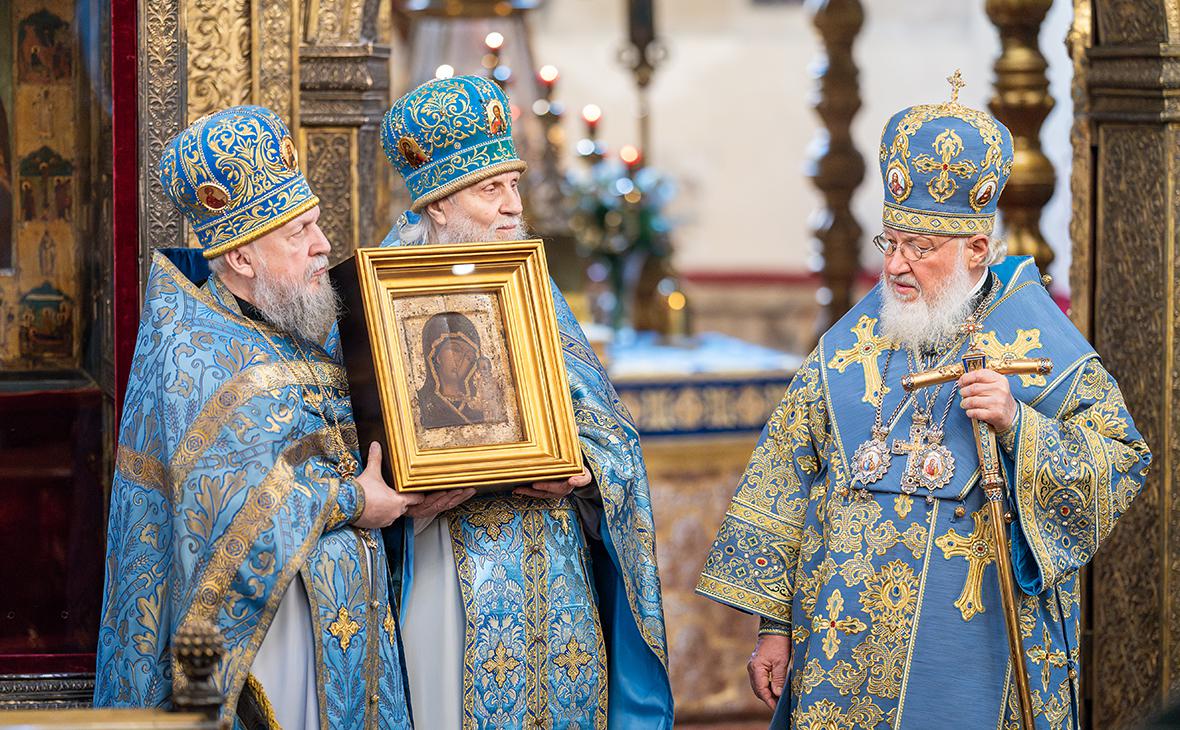 Патриарх Кирилл (справа)