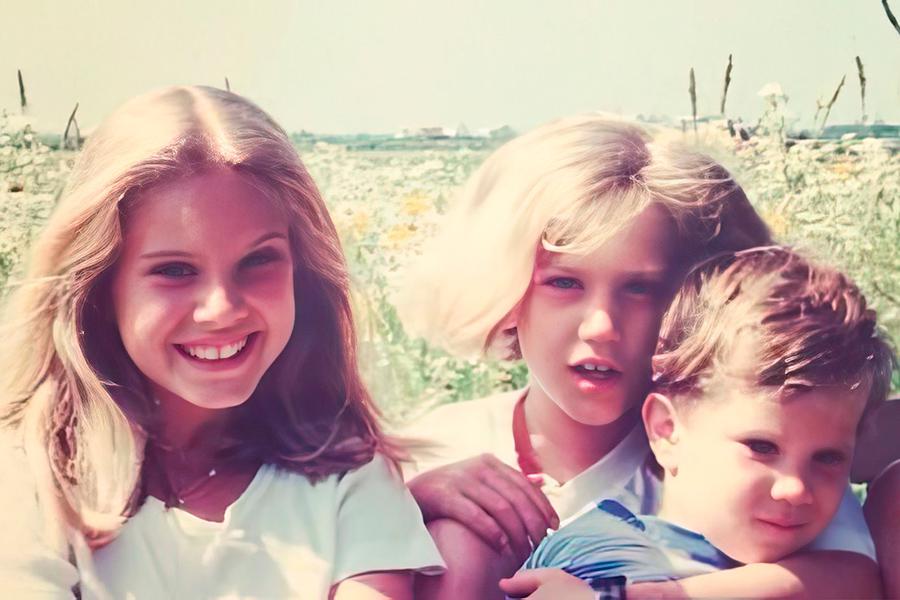 Лана Дель Рей в детстве&nbsp;(слева)&nbsp;с братом и сестрой