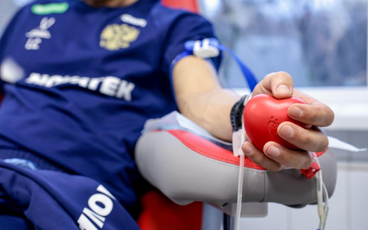 Футболисты сборной России сдали кровь для пострадавших в «Крокусе». Видео