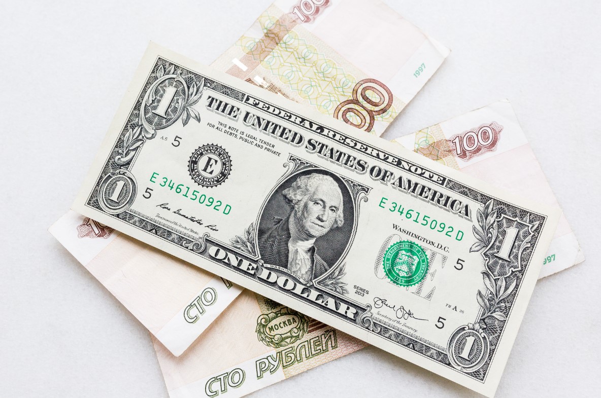 Эксперты считают, что доллар пробьет отметку в 93 рубля, но вряд ли сможет подняться выше 94-95 рублей