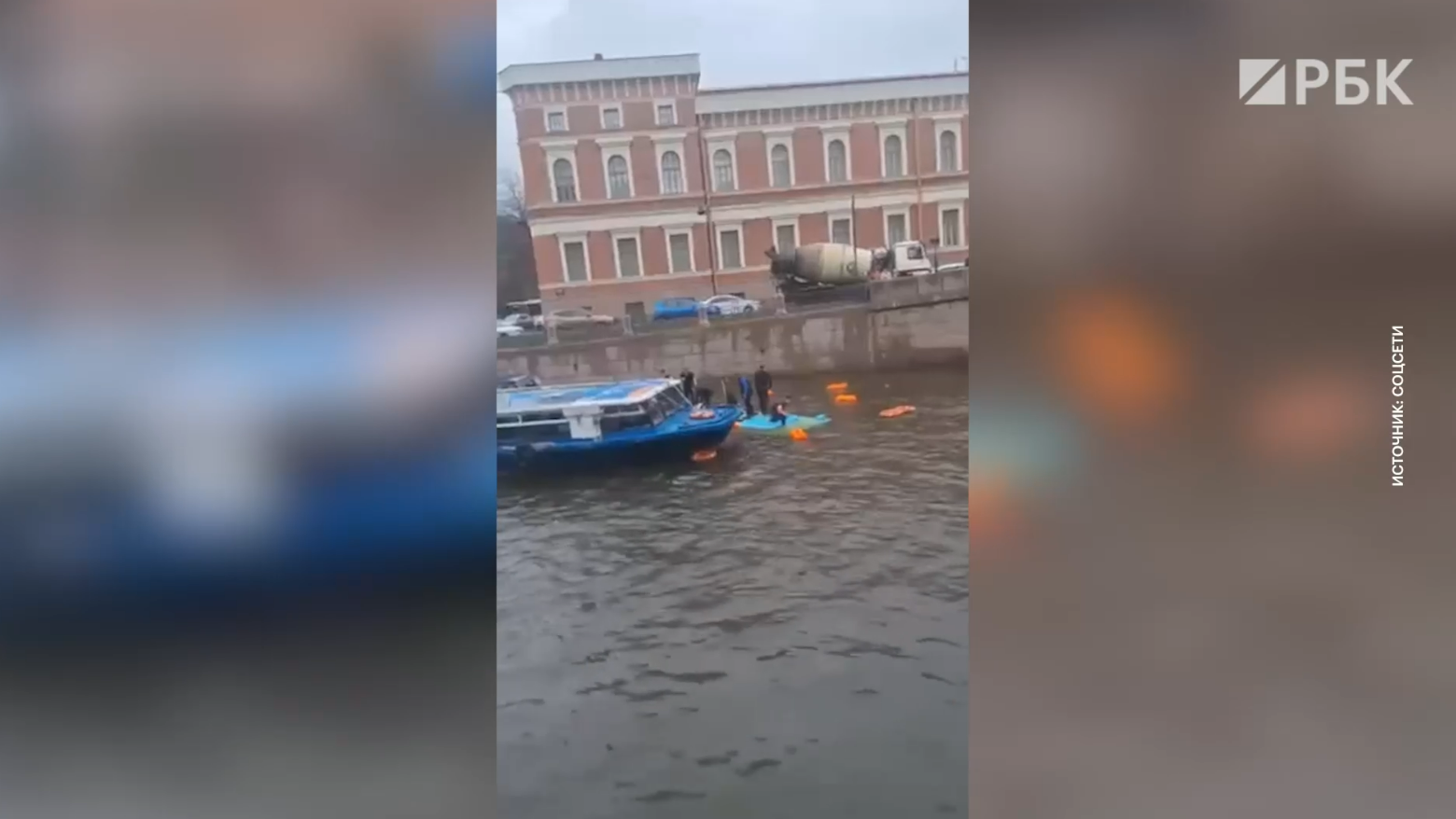 В Петербурге рейсовый автобус с людьми упал в Мойку