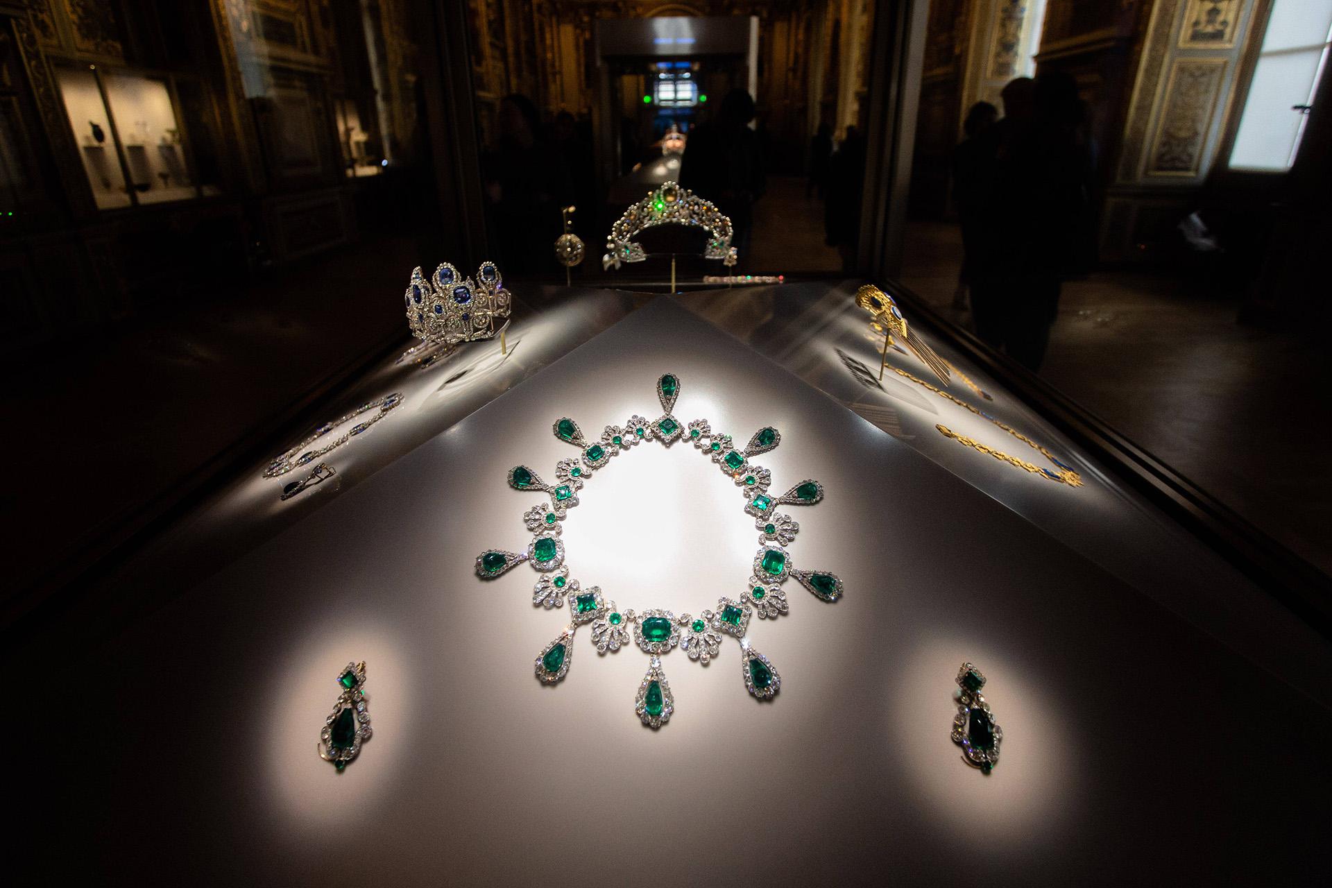 Серьги и колье с 32 крупными колумбийскими изумрудами и 1138 бриллиантами