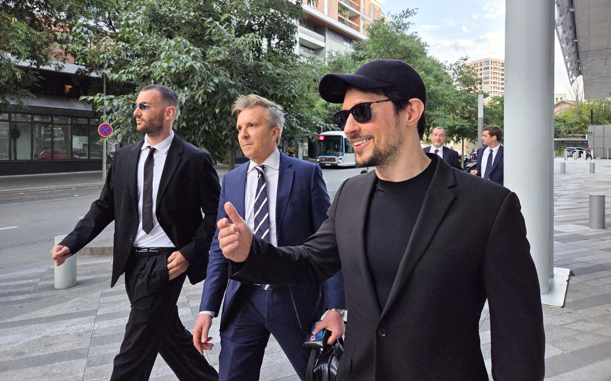 Павел Дуров (справа)