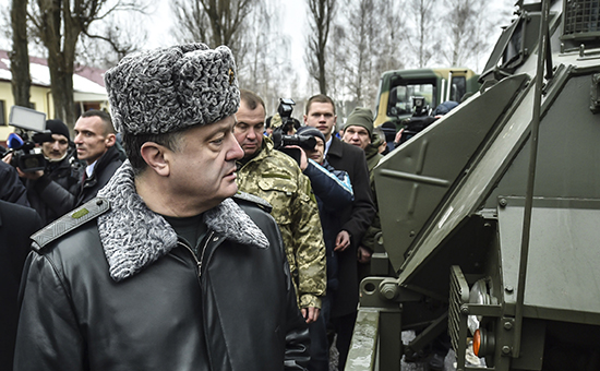 Президент Украины Петр Порошенко во время осмотра военной техники в учебном центре Национальной гвардии Украины