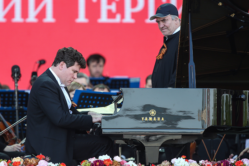 Пианист Денис Мацуев и директор Мариинского театра, дирижер Валерий Гергиев (слева направо) во время благотворительного концерта для ветеранов Великой Отечественной войны на Поклонной горе в Москве.