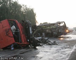 В Свердловской обл. грузовик рухнул с моста на железнодорожные пути